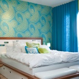 Blå gardiner på soverommet