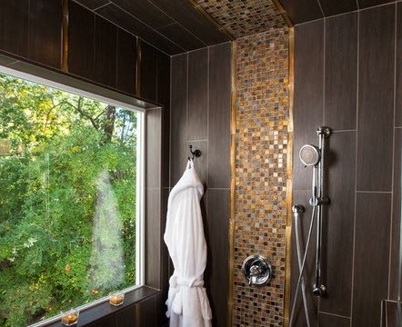 Uso di mosaici sotto la doccia