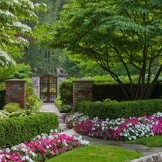 Virágoskert a ház ösvényén