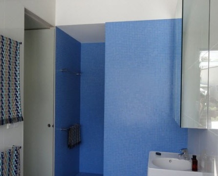 Niebieska płytka pod prysznicem