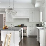 Interior de cocina gris y blanco
