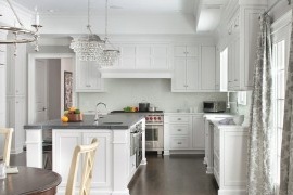 Šedý a bílý interiér kuchyně