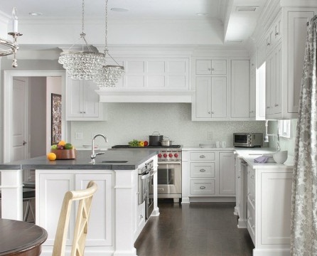 Interior de cocina gris y blanco