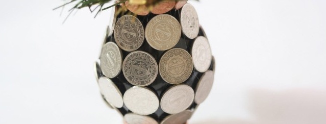 Vase limt med mynter, med en bukett