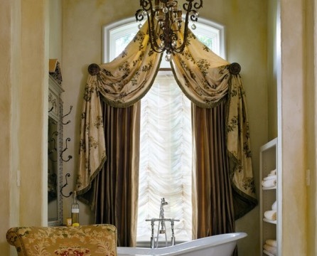 Österrikiska gardiner kombinerade med genomskinliga