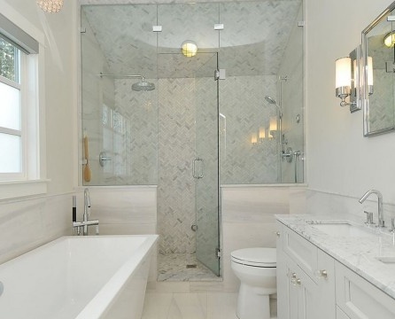 Valkoinen kylpyhuone