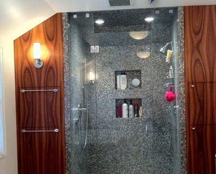Een uitstekende inrichting van de badkamer zal een contrasterende douchecabine zijn
