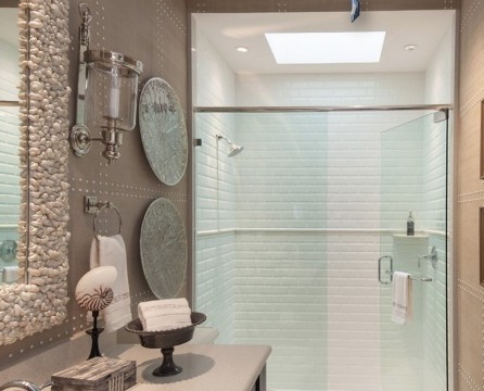 Une excellente décoration de la salle de bain sera une cabine de douche contrastée