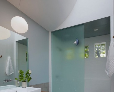 En duschkabin med en partition kräver inte speciella lösningar för att den ska inkluderas i badrumets allmänna färgbakgrund