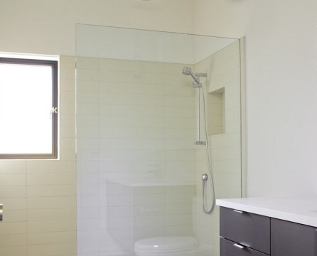 En duschkabin med en partition kräver inte speciella lösningar för att den ska inkluderas i badrumets allmänna färgbakgrund