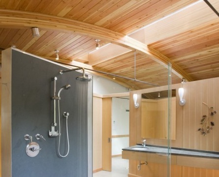 Banheiro com painéis de madeira