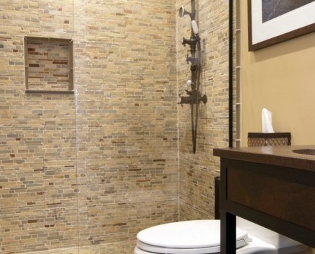 Banheiro com painel de mosaico de plástico