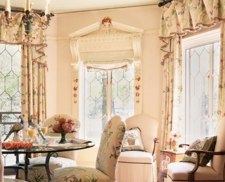La couleur des rideaux dans le style classique doit être un peu plus lumineuse que les murs