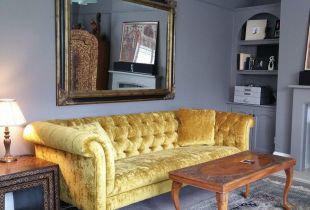 Κίτρινος καναπές στο εσωτερικό - ηλιόλουστη ατμόσφαιρα στο σπίτι (29 φωτογραφίες)