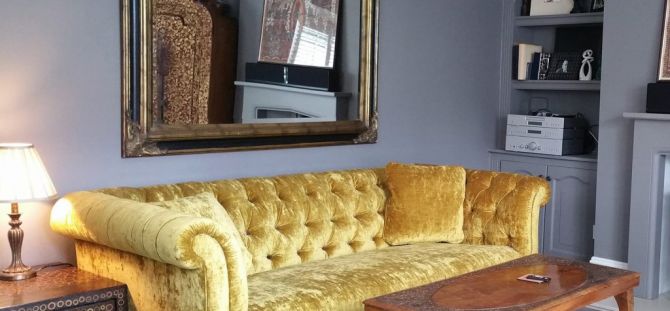Gul sofa i interiøret - solrik atmosfære i huset (29 bilder)