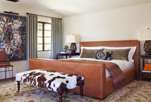 Δερμάτινα κρεβάτια στο εσωτερικό του υπνοδωματίου (21 φωτογραφίες): όμορφες επιλογές σχεδιασμού