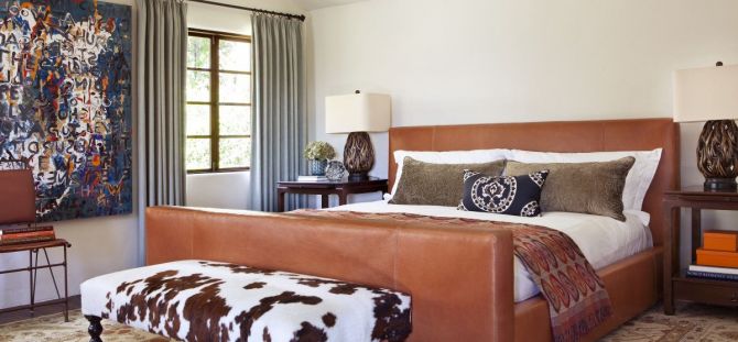 Camas de cuero en el interior del dormitorio (21 fotos): hermosas opciones de diseño