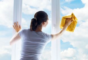 Πώς να πλύνετε τα παράθυρα σε ένα διαμέρισμα χωρίς λεκέδες