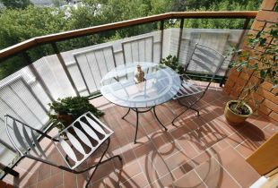 Azulejos en el balcón: las principales diferencias y ventajas (21 fotos)