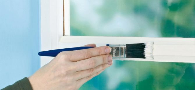 Πώς να βάψετε ένα παράθυρο σε ένα διαμέρισμα ή σε ένα μπαλκόνι: συμβουλές για αρχάριους