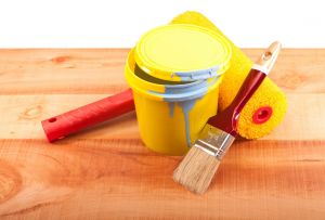 Pintura de madeira compensada: palcos, ferramentas, escolha de tinta e verniz