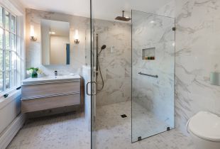 Μπάνιο με ντουζιέρα: επιλογές συμπαγούς εγκατάστασης (51 φωτογραφίες)
