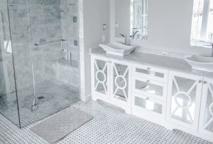 Φωτεινό εσωτερικό για ένα λευκό μπάνιο (54 φωτογραφίες)