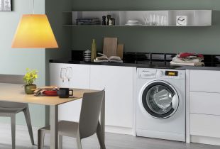 Τι αξίζει να γνωρίζετε σχετικά με την εγκατάσταση ενός πλυντηρίου ρούχων στην κουζίνα; (50 φωτογραφίες)