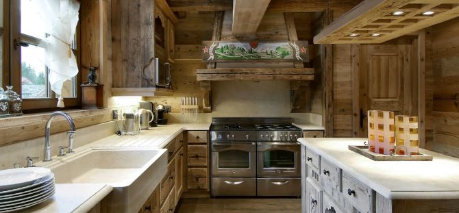 Jak zaprojektować kuchnię w stylu domku górskiego? Cechy stylu (25 zdjęć)