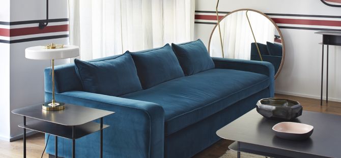 Sininen sohva - valoisa sisustuselementti (25 kuvaa)