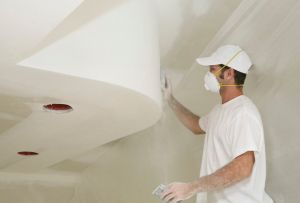 Sådan fjernes revner i loftet: fagfolk rådgiver