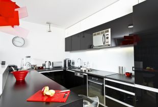Μαύρη και άσπρη κουζίνα (50 φωτογραφίες): κομψά διακοσμητικά χρώματα και επιλογές σχεδίασης