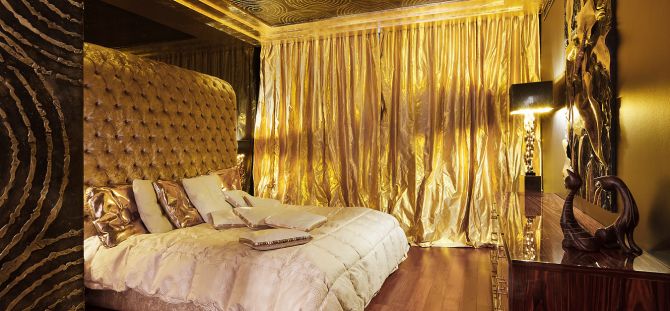 Hvordan bruker du gardiner med gullfarge i interiøret? (23 bilder)