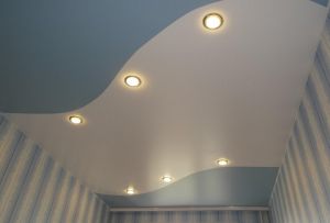 To-farvet loft: fordele, brug i det indre (23 fotos)