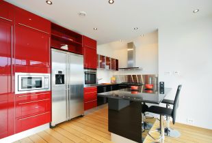 Σχεδιασμός της κόκκινης κουζίνας (18 φωτογραφίες): όμορφοι συνδυασμοί και αποχρώσεις