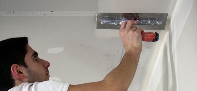 Les principales difficultés de masticage du plafond: le choix du mélange, des outils, le respect des conditions de travail