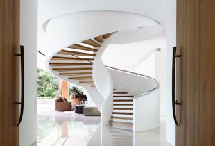 Αρχικές σπειροειδείς σκάλες στον δεύτερο όροφο στο εσωτερικό (50 φωτογραφίες)