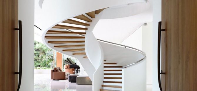 Oriģinālās spirālveida kāpnes uz otro stāvu interjerā (50 foto)