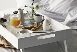 שולחן ארוחת הבוקר: תכונה נעימה ונוחה (27 תמונות)