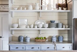 Stilfuld hylde til tallerkener: designfunktioner (22 fotos)