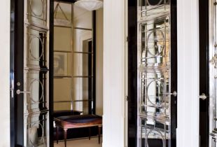 Πόρτες εισόδου με καθρέφτη: αξιόπιστη προστασία και κομψό σχέδιο (21 φωτογραφίες)