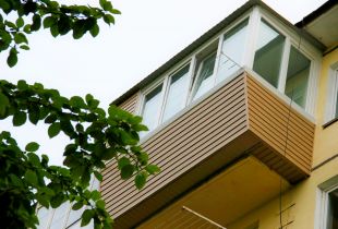 Siding balkong dekorasjon: teknologifunksjoner (20 bilder)