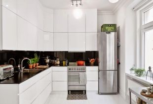 Λευκή γυαλιστερή κουζίνα στο εσωτερικό: η δυνατότητα μιας δύσκολης επιφάνειας (22 φωτογραφίες)