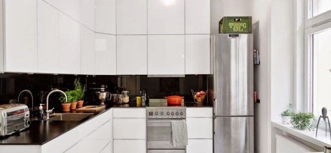Witte glanzende keuken in het interieur: de mogelijkheid van een moeilijk oppervlak (22 foto's)