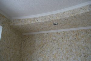 Comment appliquer du papier peint liquide au plafond: conseils de professionnels