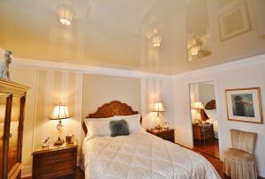 Plafond tendu dans la chambre: caractéristiques, avantages, variétés (20 photos)