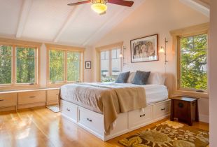 Κρεβάτι με συρτάρια στο υπνοδωμάτιο (50 φωτογραφίες): όμορφα μοντέλα