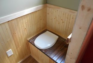 Άνετη χωριάτικη τουαλέτα: πώς να χτίσεις με τα χέρια σου (22 φωτογραφίες)