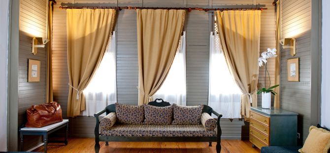 Cortinas beige: una adición refinada al interior de un elegante apartamento (29 fotos)