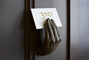 Nummeret på døren til leiligheten er en liten, men viktig detalj (27 bilder)